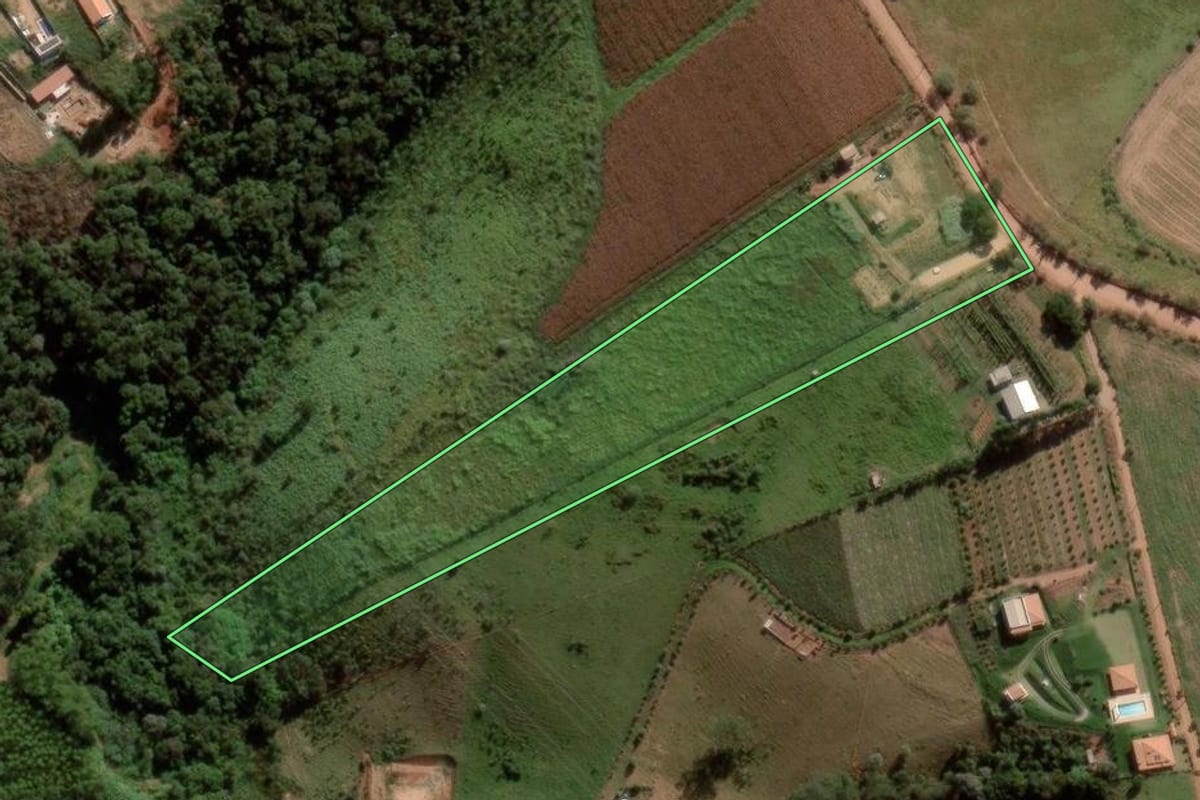 Imagem de satélite do imóvel rural em Jarinu (SP), com o contorno declarado no CAR desenhado por cima.