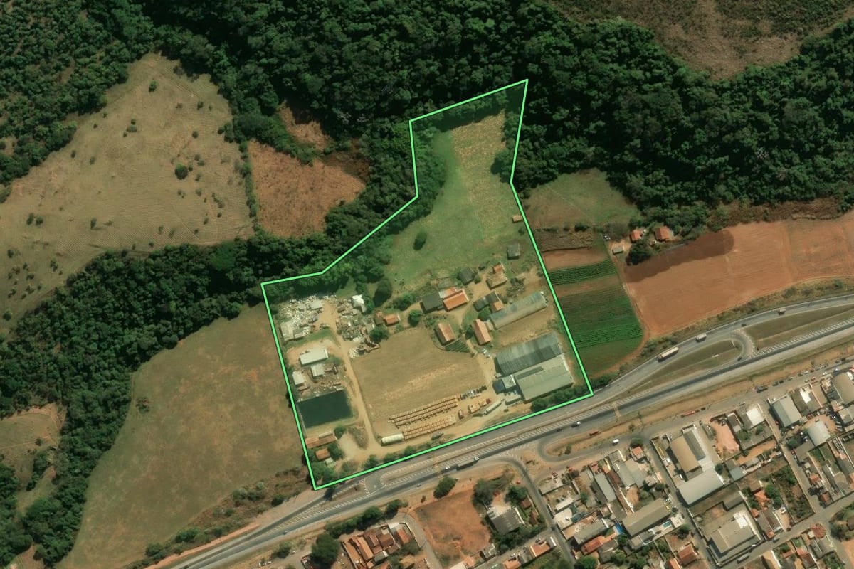 Imagem de satélite do imóvel rural em Jarinu (SP), com o contorno declarado no CAR desenhado por cima.