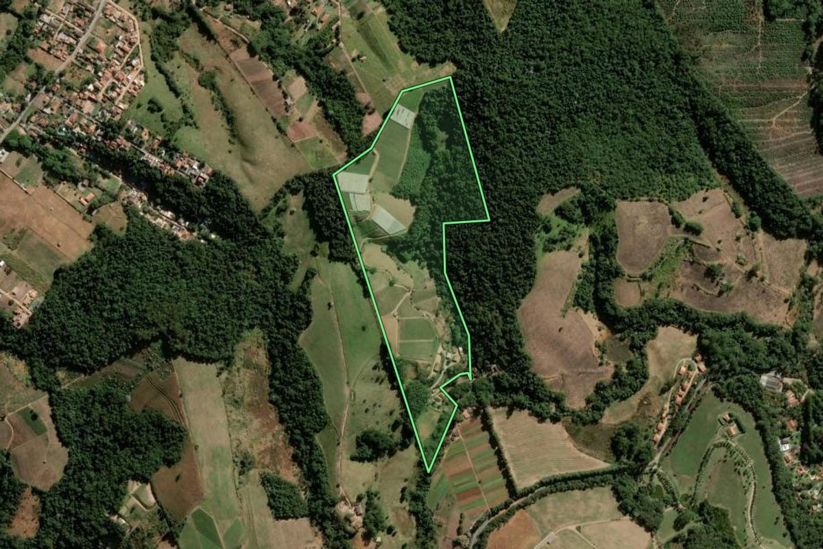 Imagem de satélite do imóvel rural em Jarinu (SP), com o contorno declarado no CAR desenhado por cima.