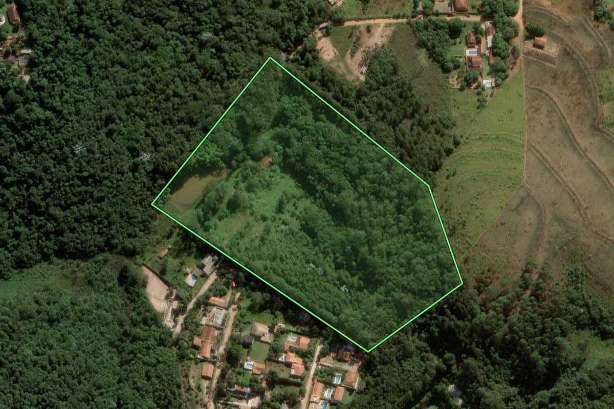 Imagem de satélite do imóvel rural em Jarinu (SP), com o contorno declarado no CAR desenhado por cima.