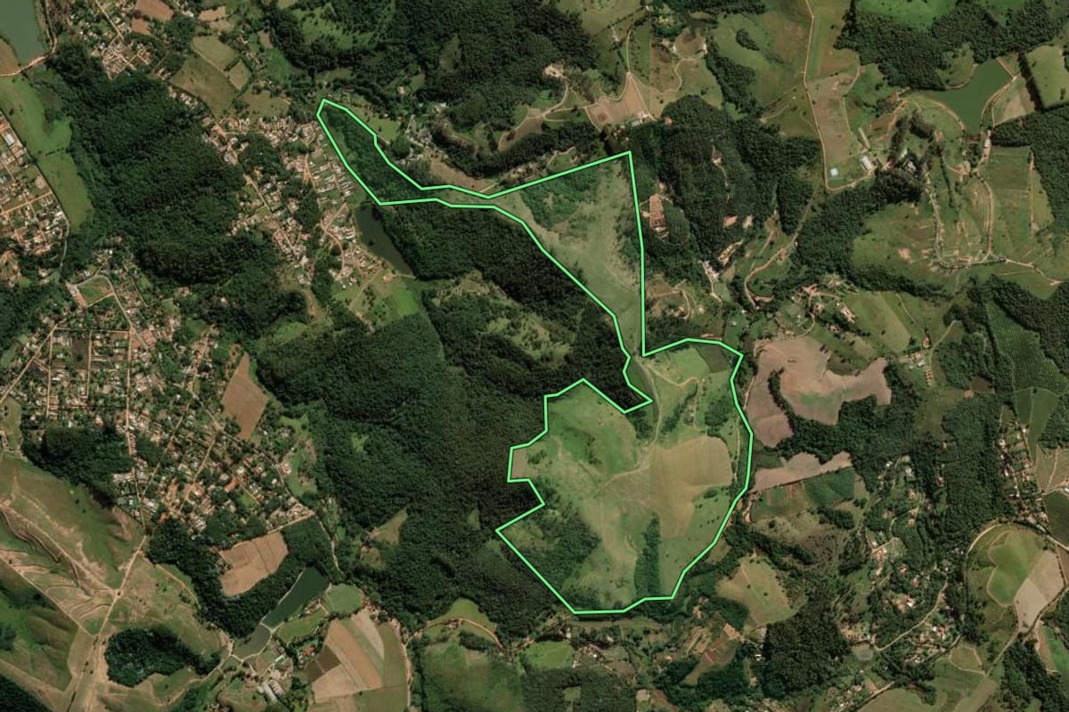 Imagem de satélite do imóvel rural em Jarinu (SP), com o contorno declarado no CAR desenhado por cima.