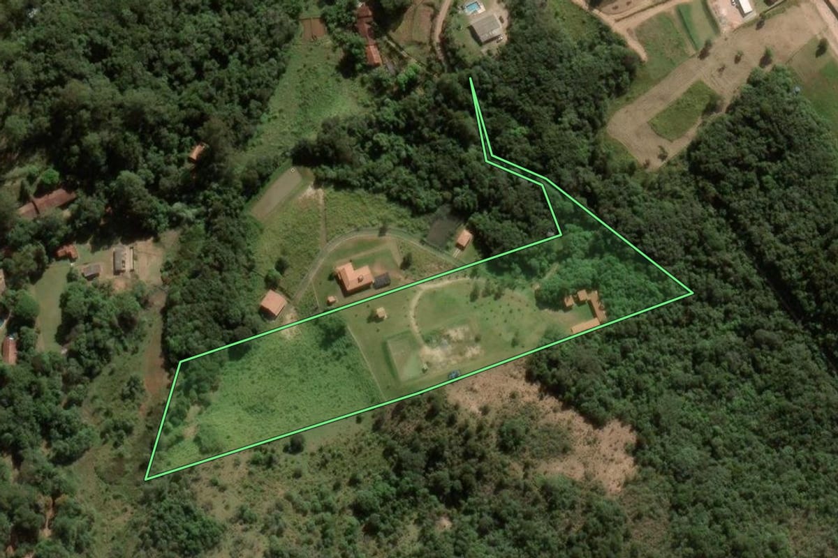 Imagem de satélite do imóvel rural em Jarinu (SP), com o contorno declarado no CAR desenhado por cima.