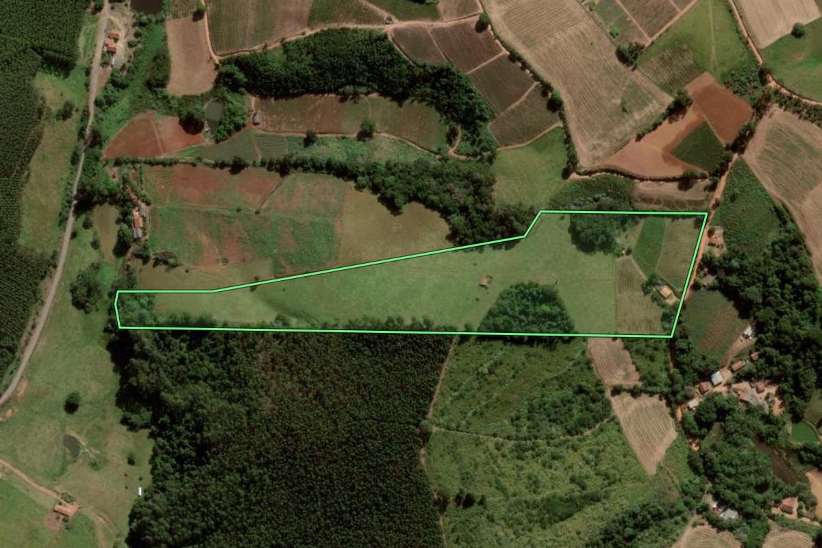 Imagem de satélite do imóvel rural em Jarinu (SP), com o contorno declarado no CAR desenhado por cima.