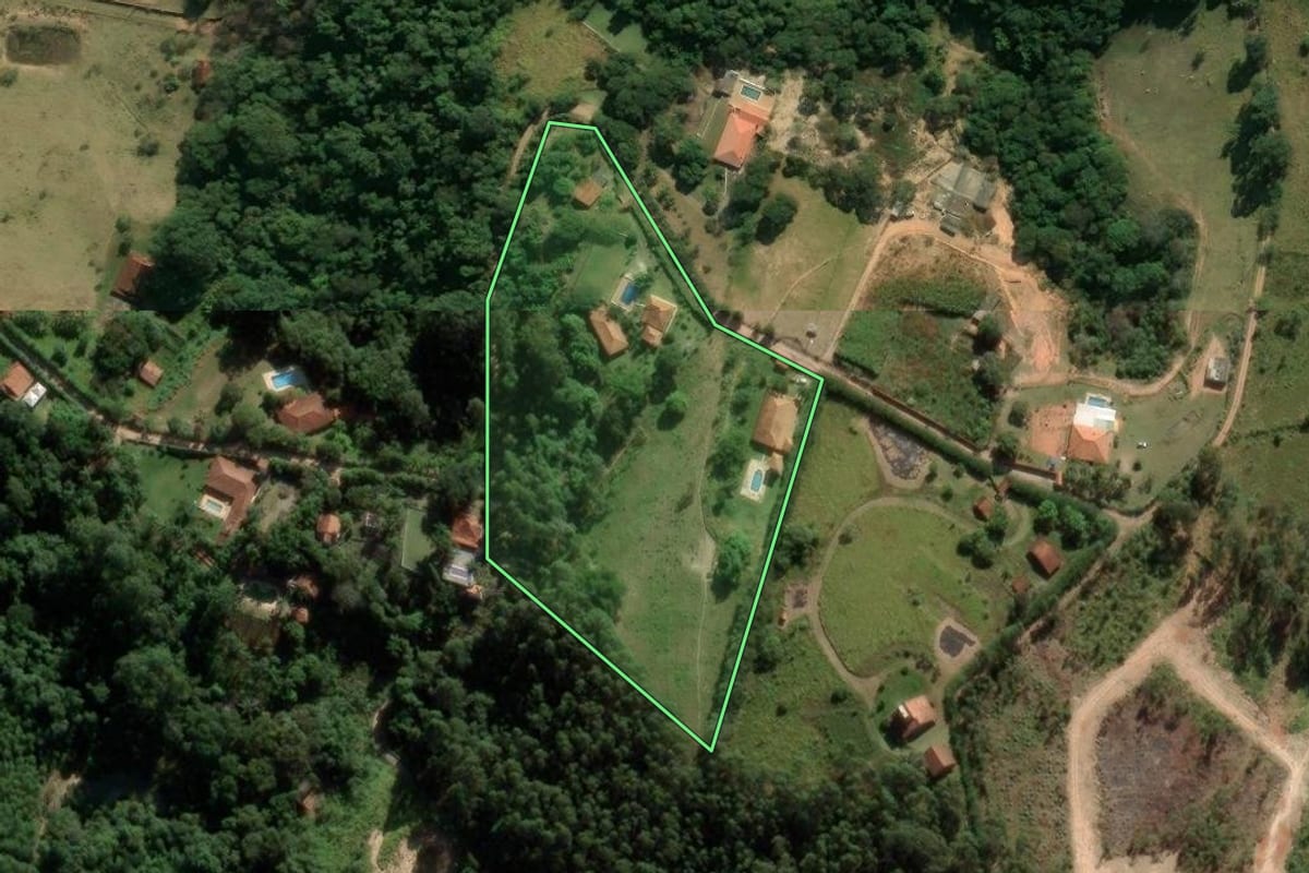 Imagem de satélite do imóvel rural em Jarinu (SP), com o contorno declarado no CAR desenhado por cima.