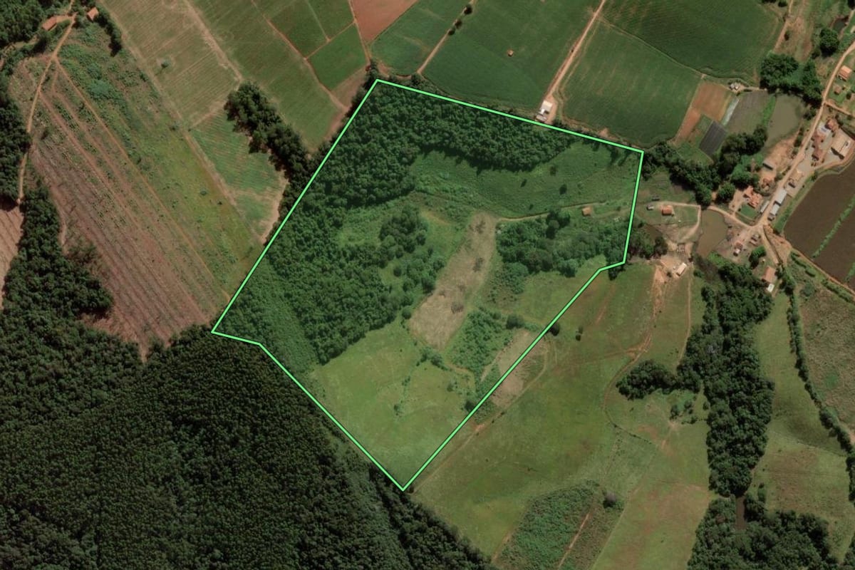 Imagem de satélite do imóvel rural em Jarinu (SP), com o contorno declarado no CAR desenhado por cima.