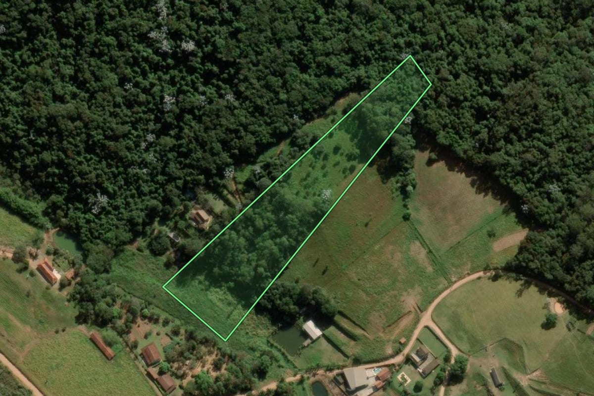 Imagem de satélite do imóvel rural em Jarinu (SP), com o contorno declarado no CAR desenhado por cima.