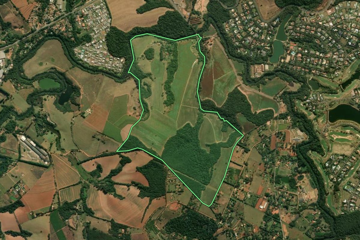 Imagem de satélite do imóvel rural em Jarinu (SP), com o contorno declarado no CAR desenhado por cima.