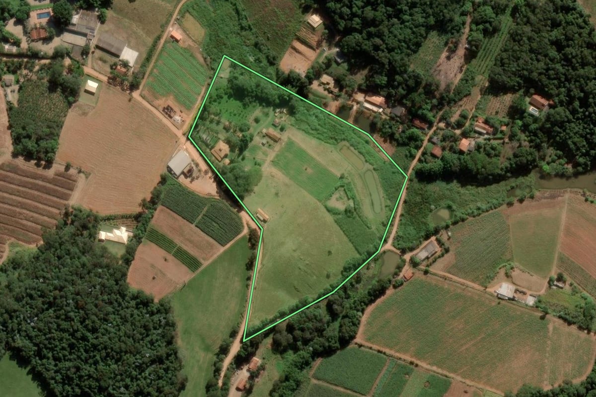 Imagem de satélite do imóvel rural em Jarinu (SP), com o contorno declarado no CAR desenhado por cima.