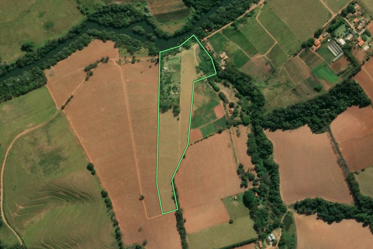 Imagem de satélite do imóvel rural em Jarinu (SP), com o contorno declarado no CAR desenhado por cima.