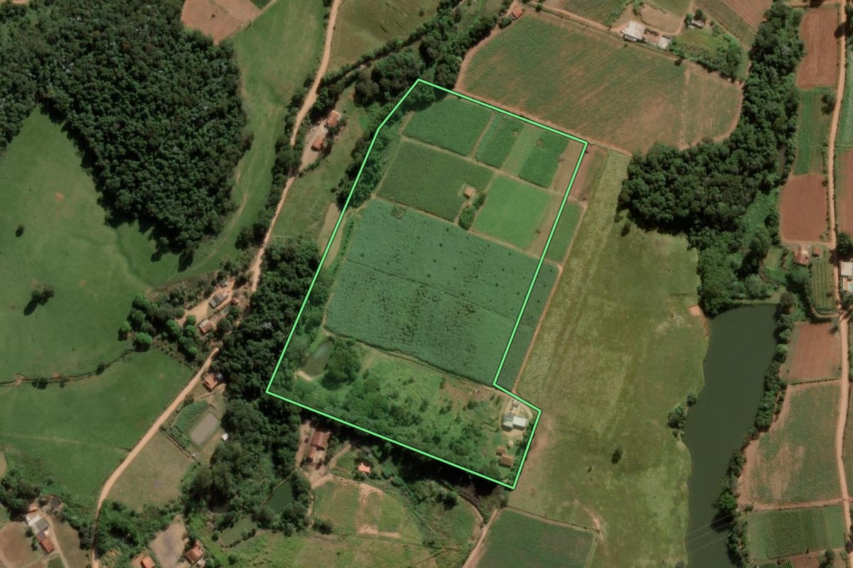 Imagem de satélite do imóvel rural em Jarinu (SP), com o contorno declarado no CAR desenhado por cima.