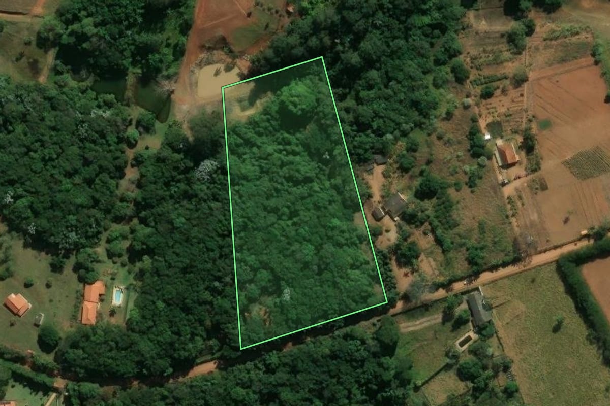 Imagem de satélite do imóvel rural em Jarinu (SP), com o contorno declarado no CAR desenhado por cima.
