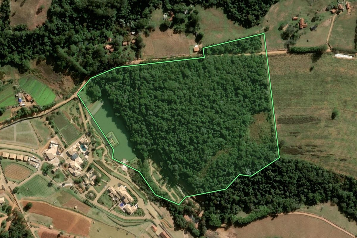 Imagem de satélite do imóvel rural em Jarinu (SP), com o contorno declarado no CAR desenhado por cima.