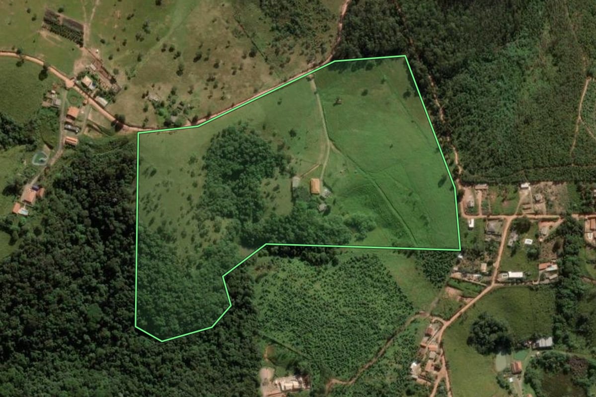 Imagem de satélite do imóvel rural em Jarinu (SP), com o contorno declarado no CAR desenhado por cima.