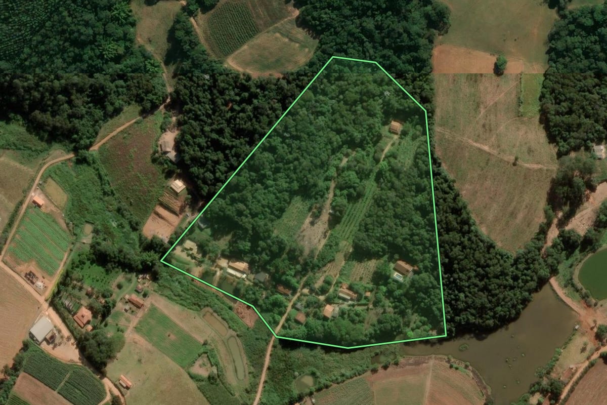 Imagem de satélite do imóvel rural em Jarinu (SP), com o contorno declarado no CAR desenhado por cima.