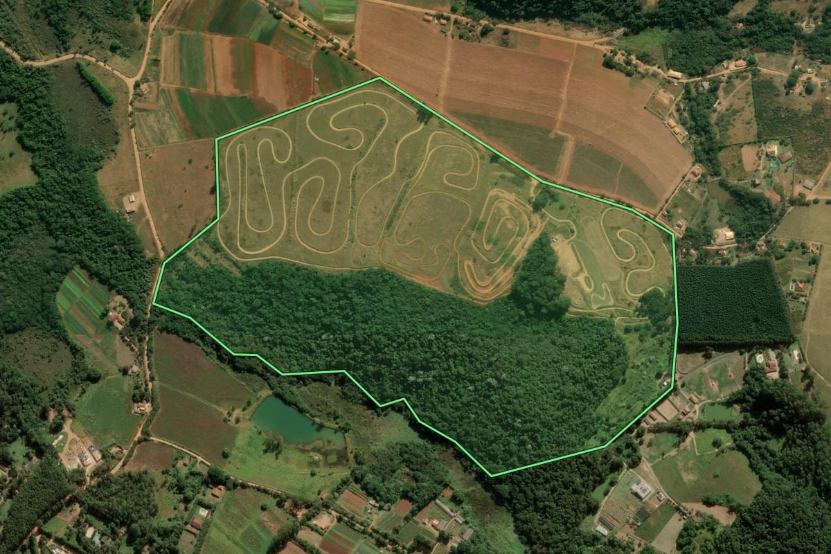 Imagem de satélite do imóvel rural em Jarinu (SP), com o contorno declarado no CAR desenhado por cima.