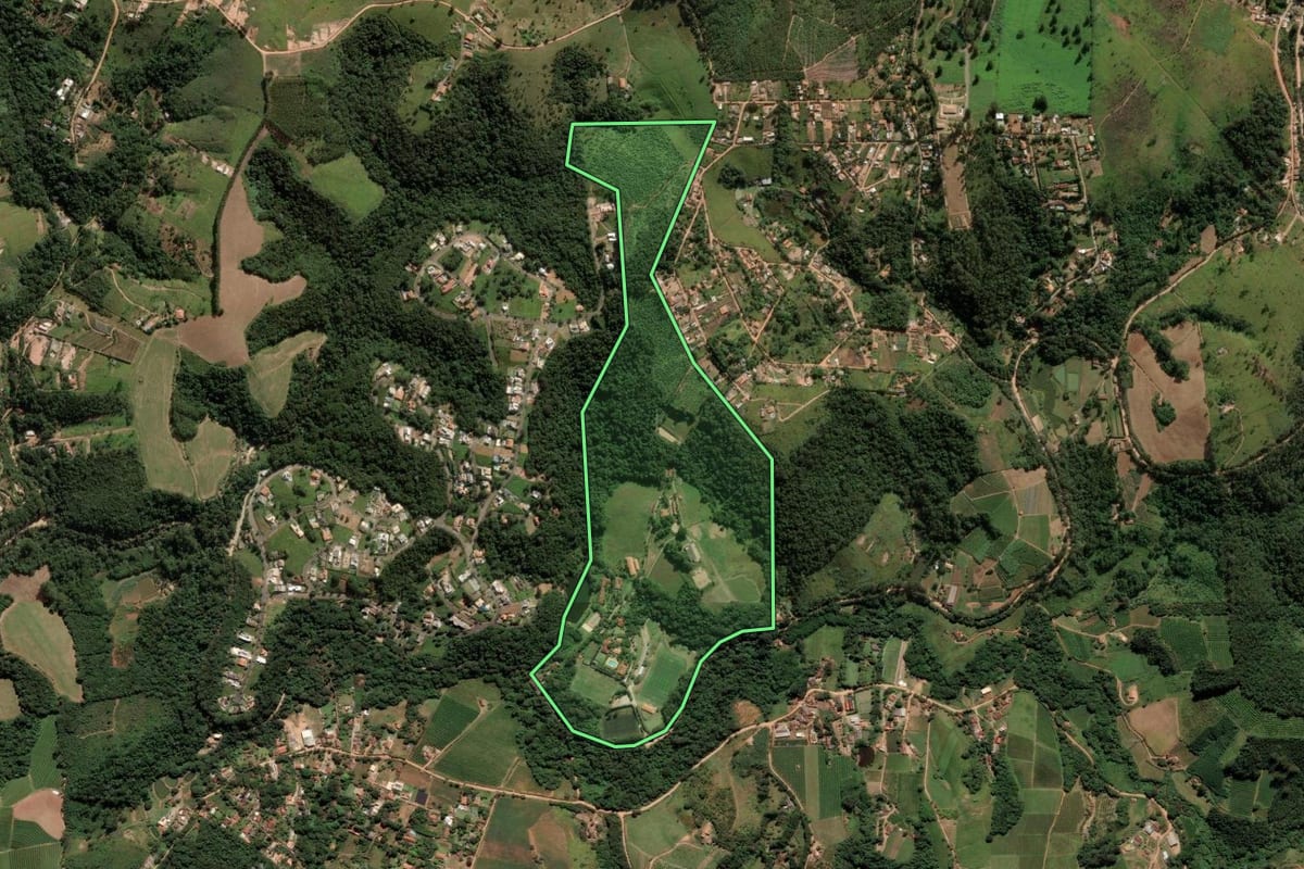 Imagem de satélite do imóvel rural em Jarinu (SP), com o contorno declarado no CAR desenhado por cima.