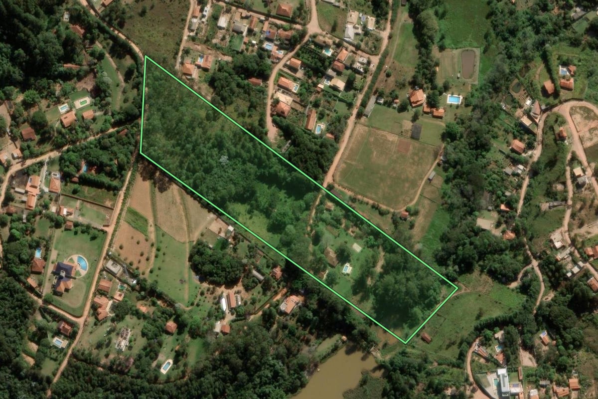 Imagem de satélite do imóvel rural em Jarinu (SP), com o contorno declarado no CAR desenhado por cima.