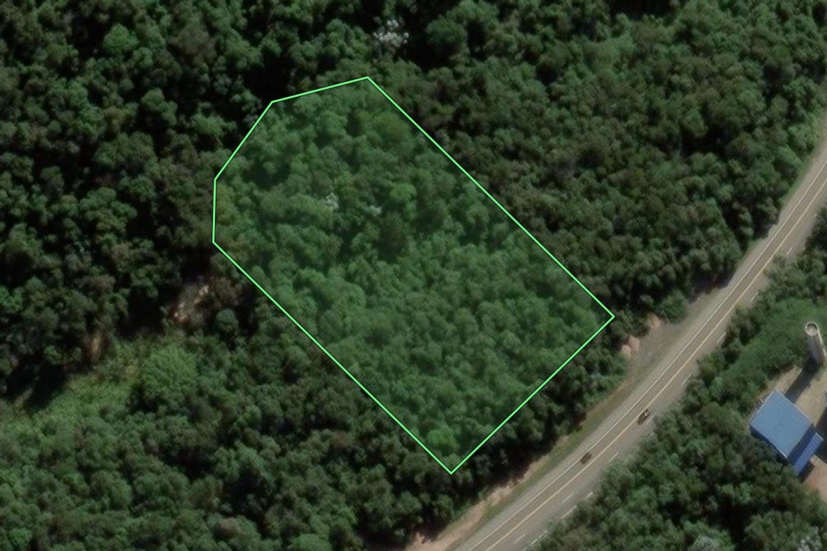 Imagem de satélite do imóvel rural em Jarinu (SP), com o contorno declarado no CAR desenhado por cima.