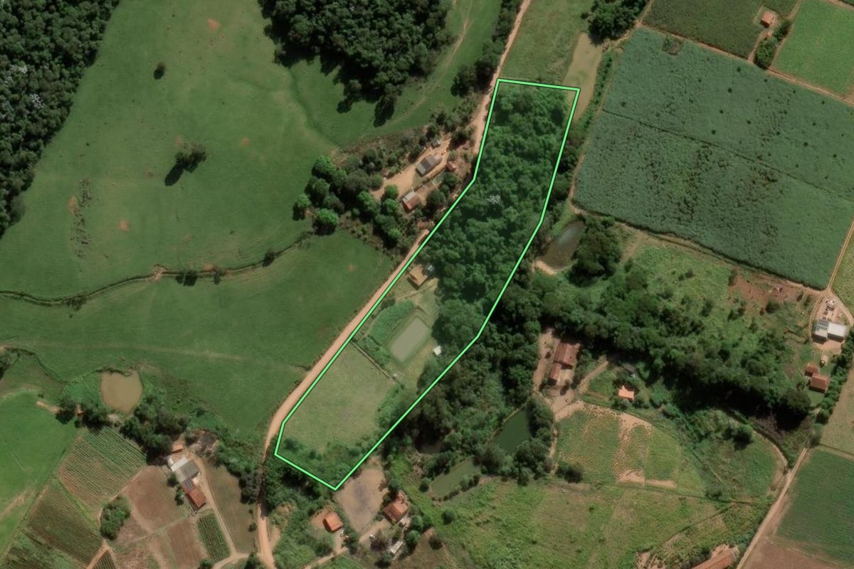 Imagem de satélite do imóvel rural em Jarinu (SP), com o contorno declarado no CAR desenhado por cima.