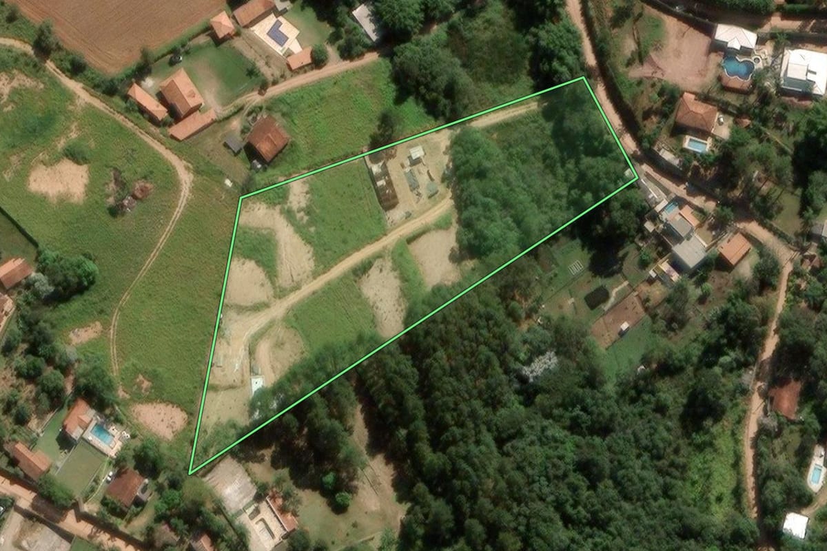 Imagem de satélite do imóvel rural em Jarinu (SP), com o contorno declarado no CAR desenhado por cima.