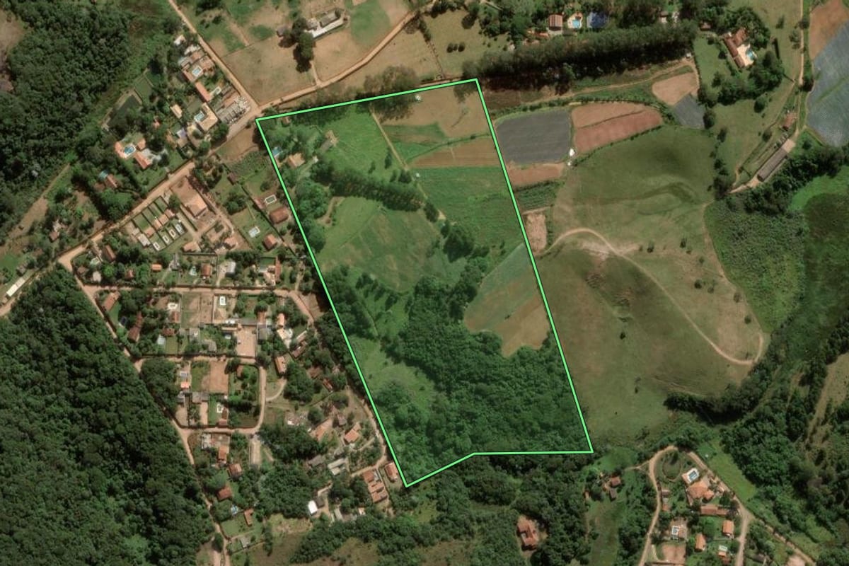 Imagem de satélite do imóvel rural em Jarinu (SP), com o contorno declarado no CAR desenhado por cima.