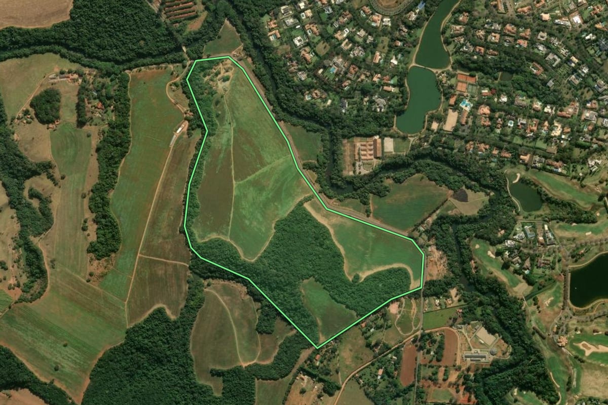 Imagem de satélite do imóvel rural em Jarinu (SP), com o contorno declarado no CAR desenhado por cima.