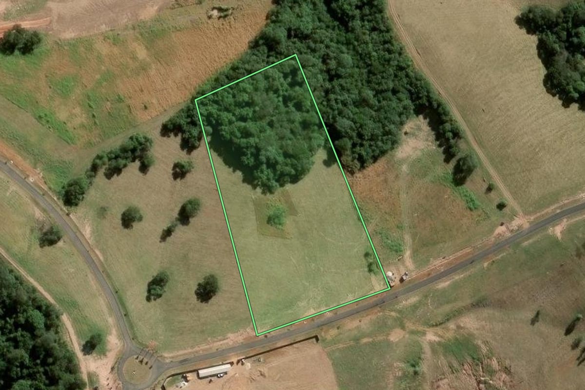 Imagem de satélite do imóvel rural em Jarinu (SP), com o contorno declarado no CAR desenhado por cima.