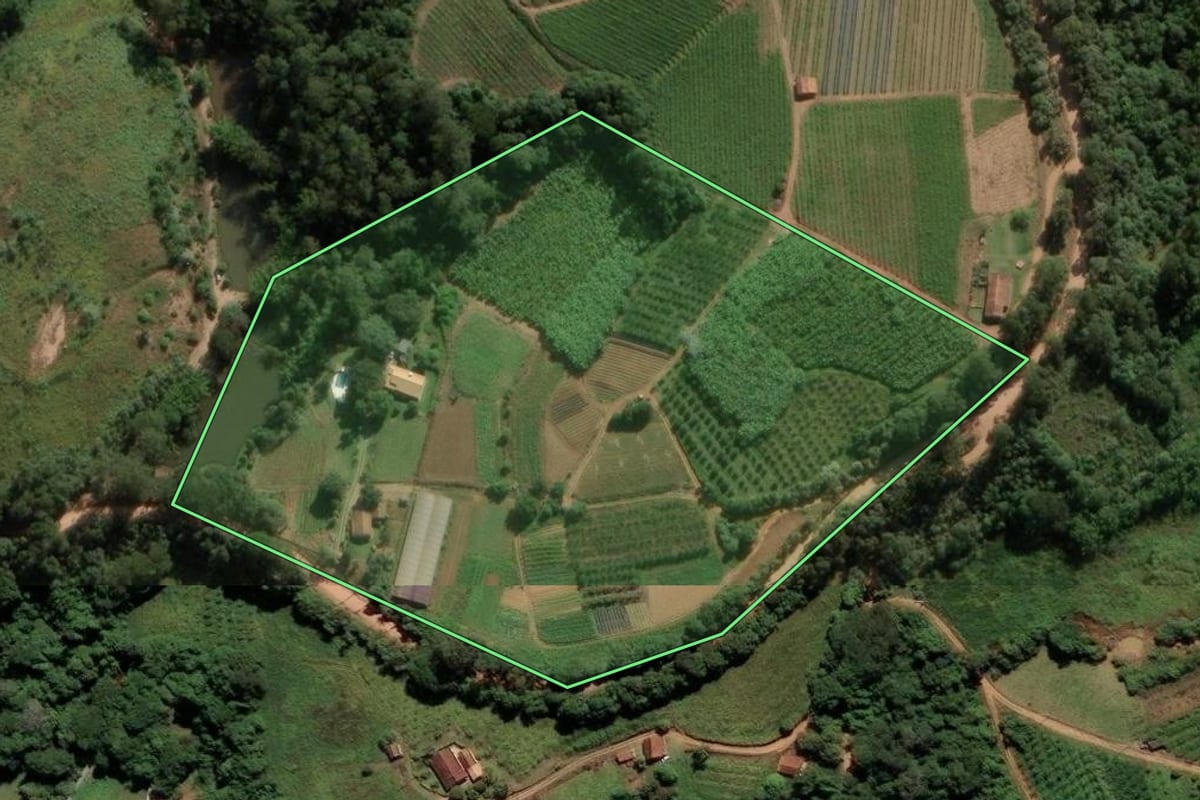 Imagem de satélite do imóvel rural em Jarinu (SP), com o contorno declarado no CAR desenhado por cima.