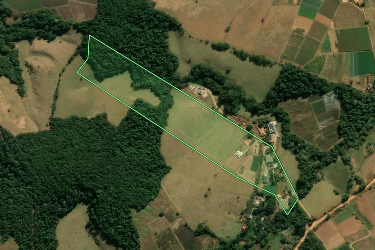Imagem de satélite do imóvel rural em Jarinu (SP), com o contorno declarado no CAR desenhado por cima.