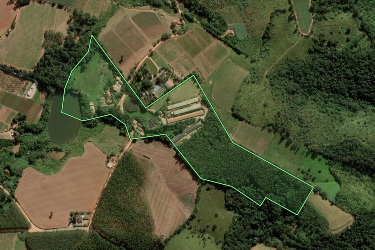 Imagem de satélite do imóvel rural em Jarinu (SP), com o contorno declarado no CAR desenhado por cima.