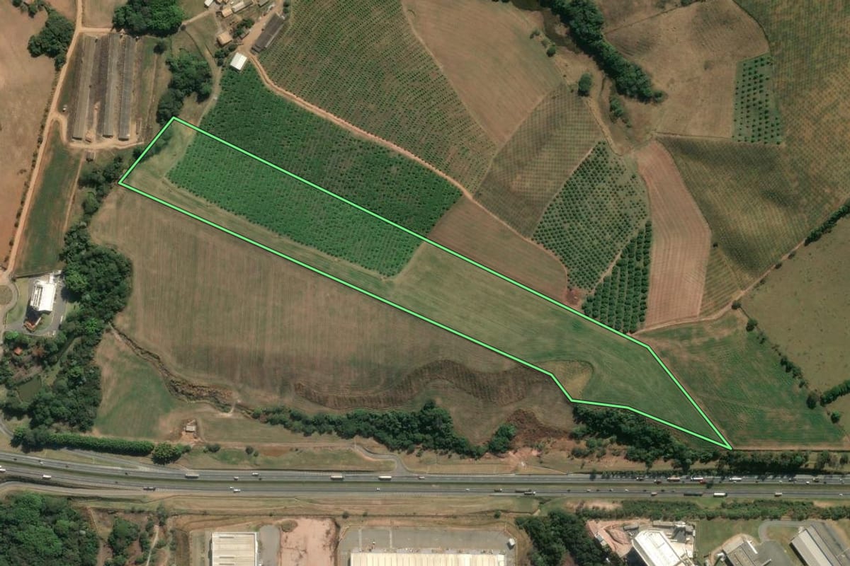 Imagem de satélite do imóvel rural em Jarinu (SP), com o contorno declarado no CAR desenhado por cima.