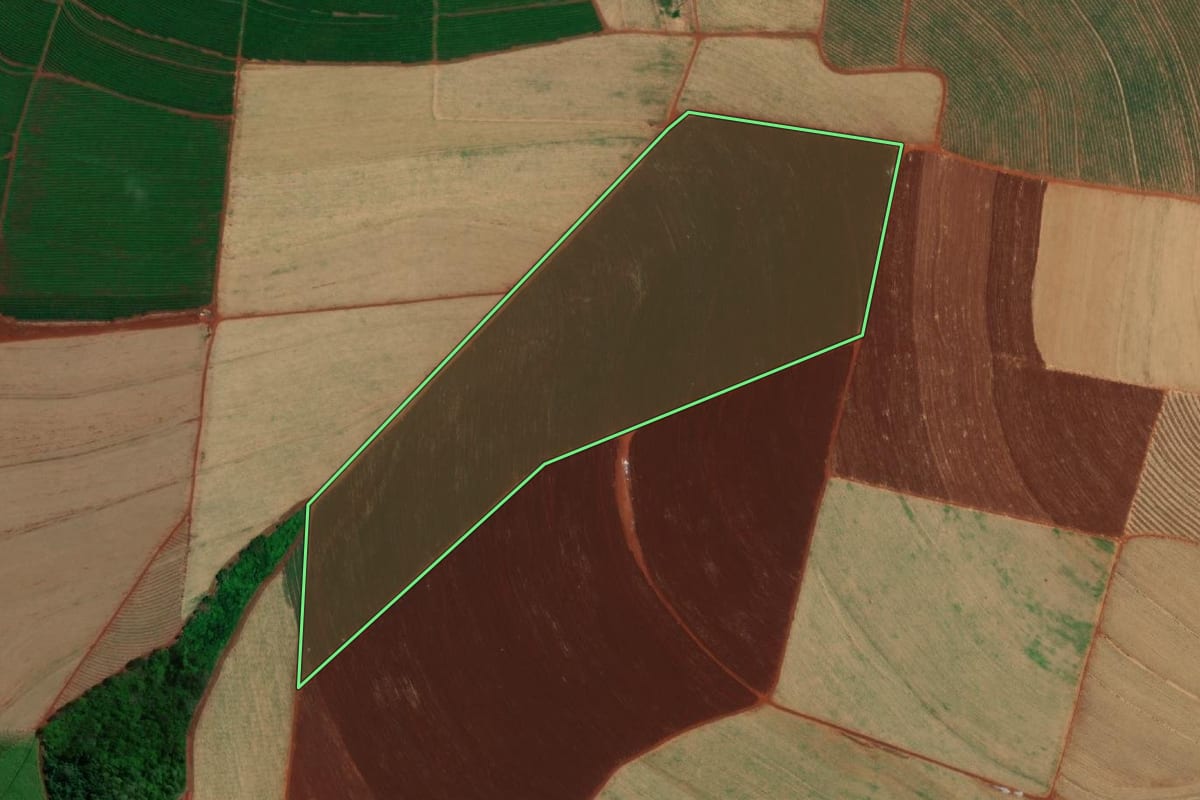 Imagem de satélite do imóvel rural em Jaú (SP), com o contorno declarado no CAR desenhado por cima.