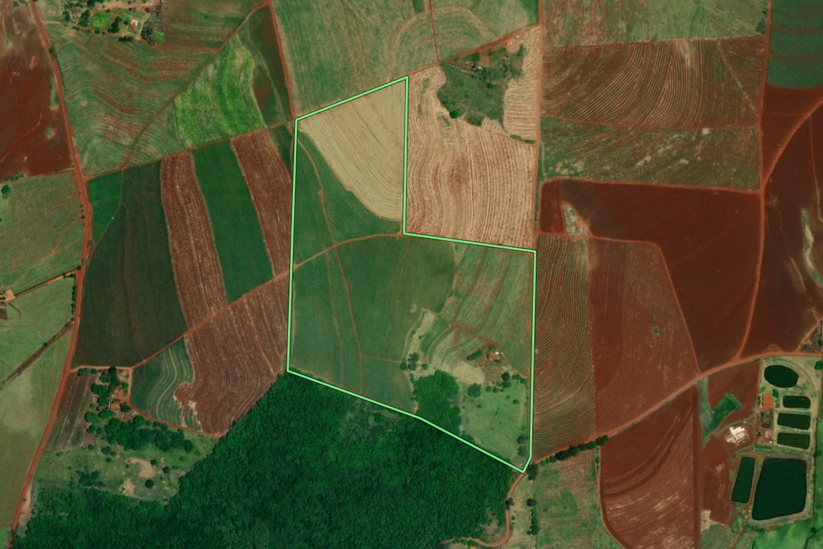 Imagem de satélite do imóvel rural em Jaú (SP), com o contorno declarado no CAR desenhado por cima.