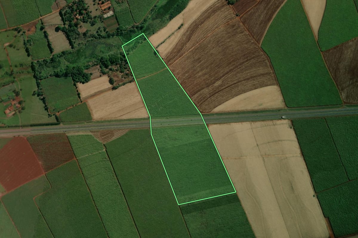 Imagem de satélite do imóvel rural em Jaú (SP), com o contorno declarado no CAR desenhado por cima.