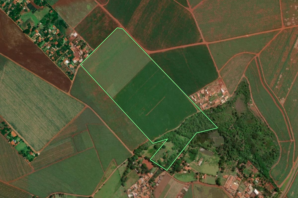 Imagem de satélite do imóvel rural em Jaú (SP), com o contorno declarado no CAR desenhado por cima.