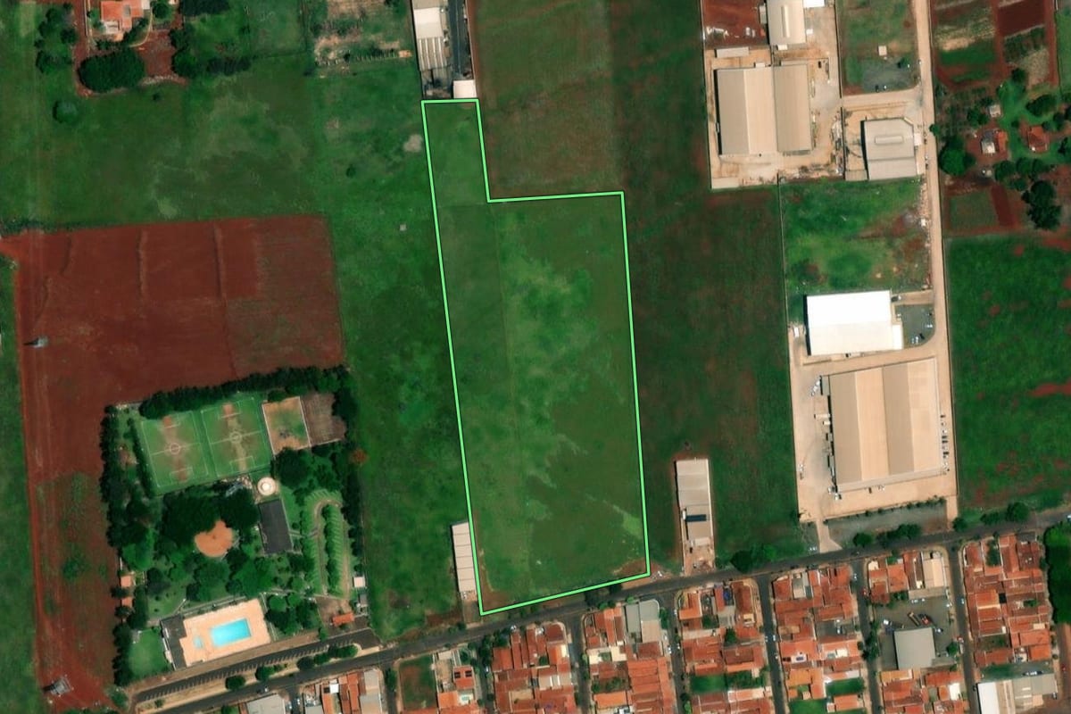 Imagem de satélite do imóvel rural em Jaú (SP), com o contorno declarado no CAR desenhado por cima.