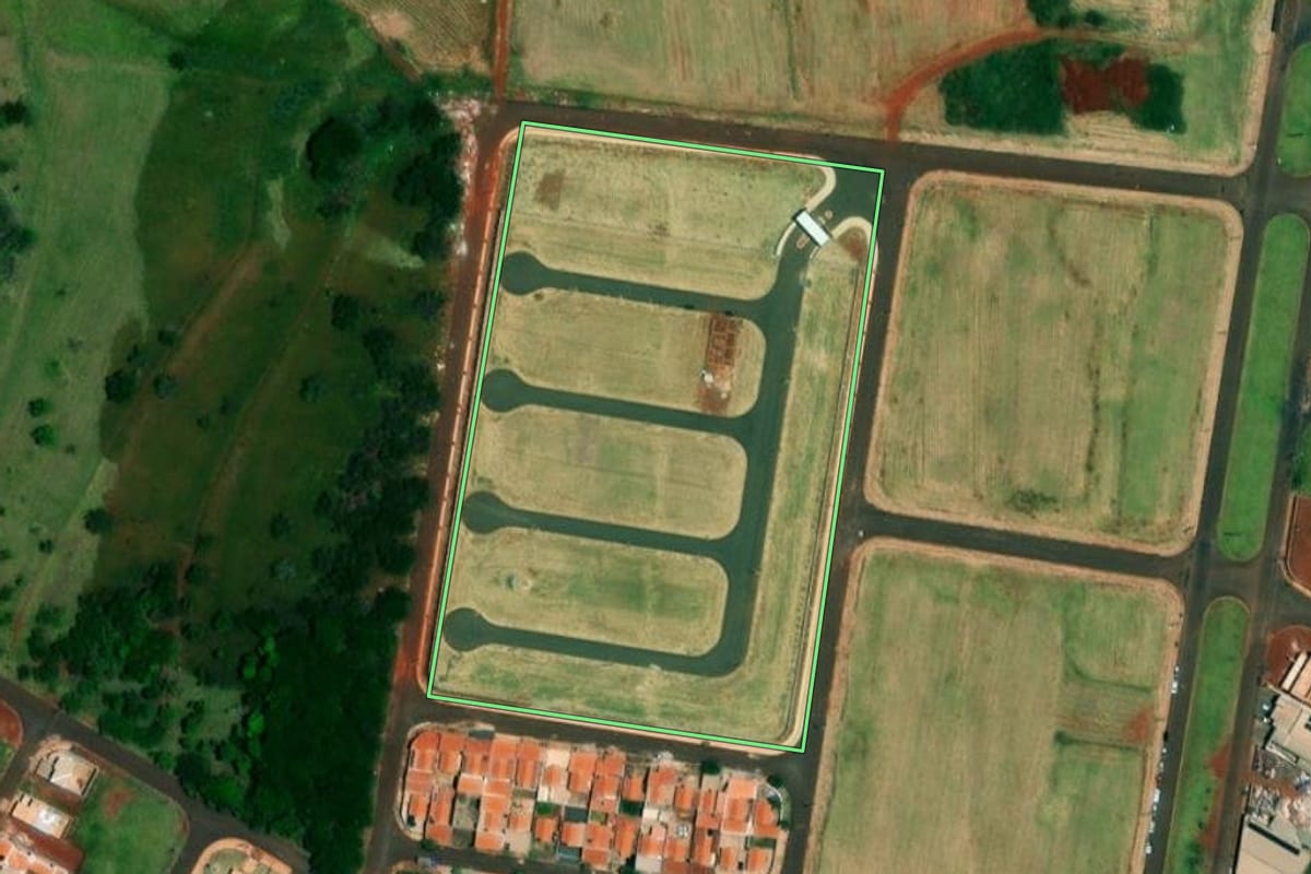 Imagem de satélite do imóvel rural em Jaú (SP), com o contorno declarado no CAR desenhado por cima.