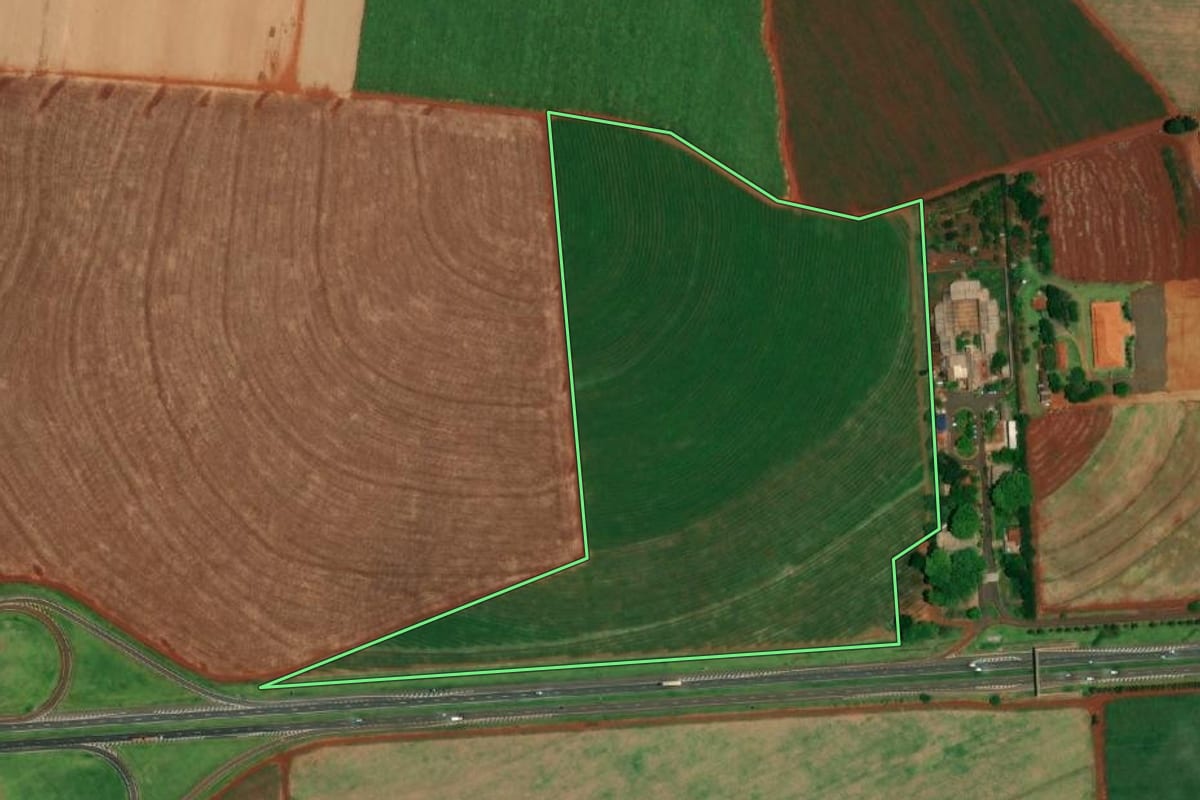 Imagem de satélite do imóvel rural em Jaú (SP), com o contorno declarado no CAR desenhado por cima.