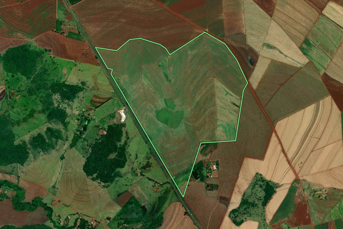 Imagem de satélite do imóvel rural em Jaú (SP), com o contorno declarado no CAR desenhado por cima.