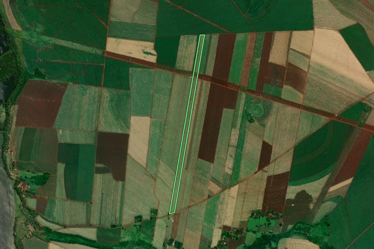 Imagem de satélite do imóvel rural em Jaú (SP), com o contorno declarado no CAR desenhado por cima.
