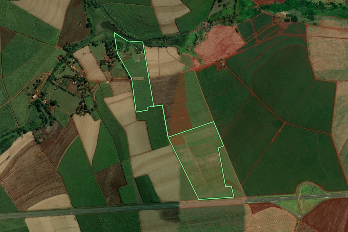 Imagem de satélite do imóvel rural em Jaú (SP), com o contorno declarado no CAR desenhado por cima.