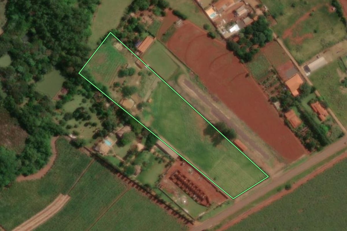 Imagem de satélite do imóvel rural em Jaú (SP), com o contorno declarado no CAR desenhado por cima.