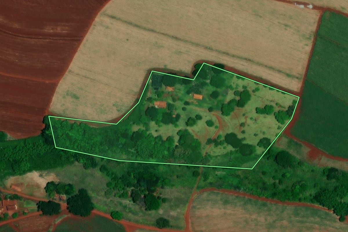 Imagem de satélite do imóvel rural em Jaú (SP), com o contorno declarado no CAR desenhado por cima.