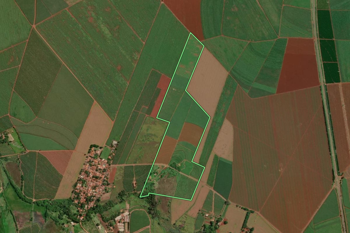 Imagem de satélite do imóvel rural em Jaú (SP), com o contorno declarado no CAR desenhado por cima.