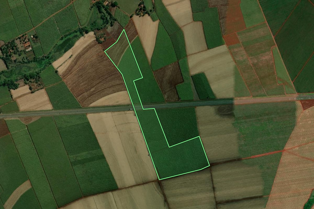 Imagem de satélite do imóvel rural em Jaú (SP), com o contorno declarado no CAR desenhado por cima.