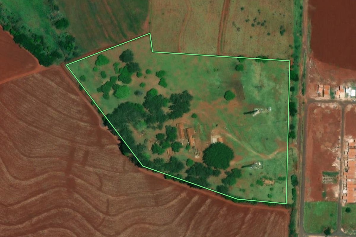 Imagem de satélite do imóvel rural em Jaú (SP), com o contorno declarado no CAR desenhado por cima.