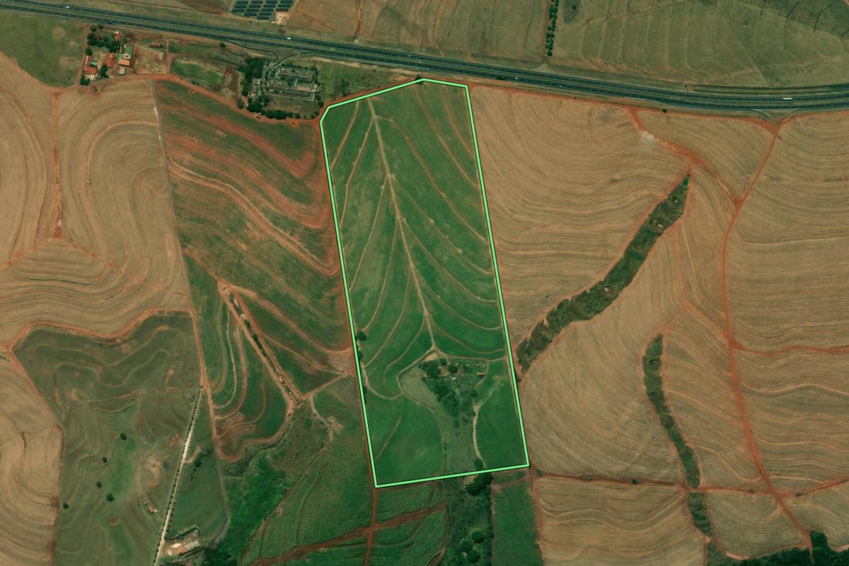 Imagem de satélite do imóvel rural em Jaú (SP), com o contorno declarado no CAR desenhado por cima.