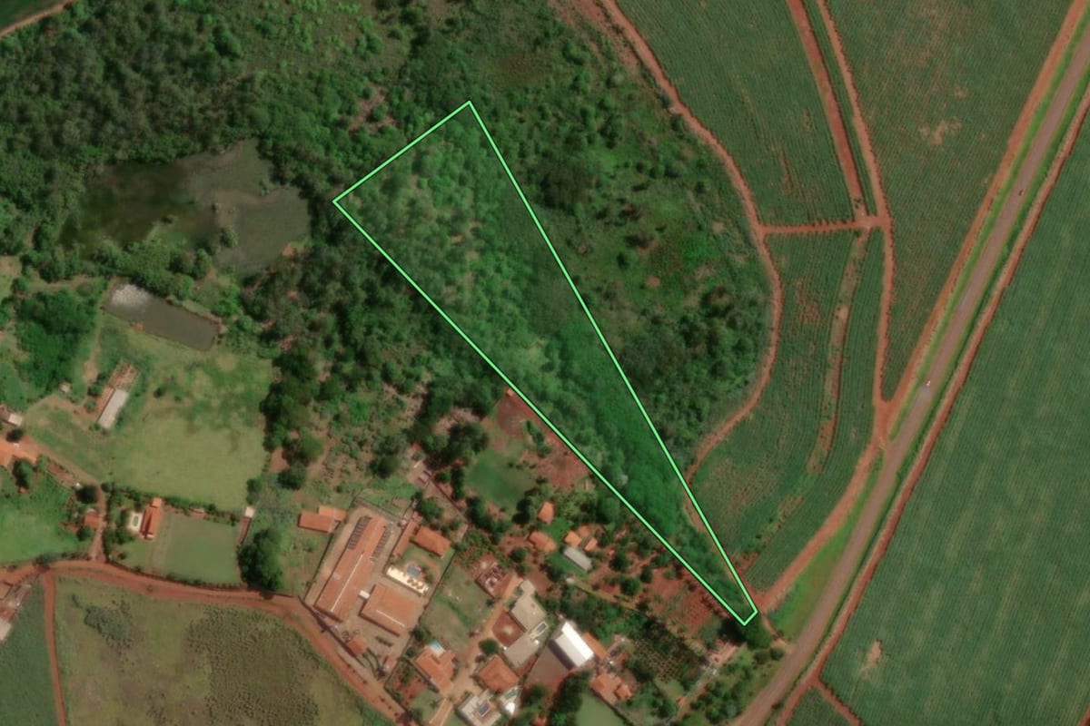 Imagem de satélite do imóvel rural em Jaú (SP), com o contorno declarado no CAR desenhado por cima.