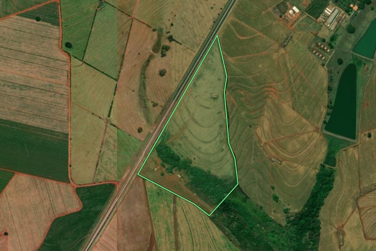 Imagem de satélite do imóvel rural em Jaú (SP), com o contorno declarado no CAR desenhado por cima.