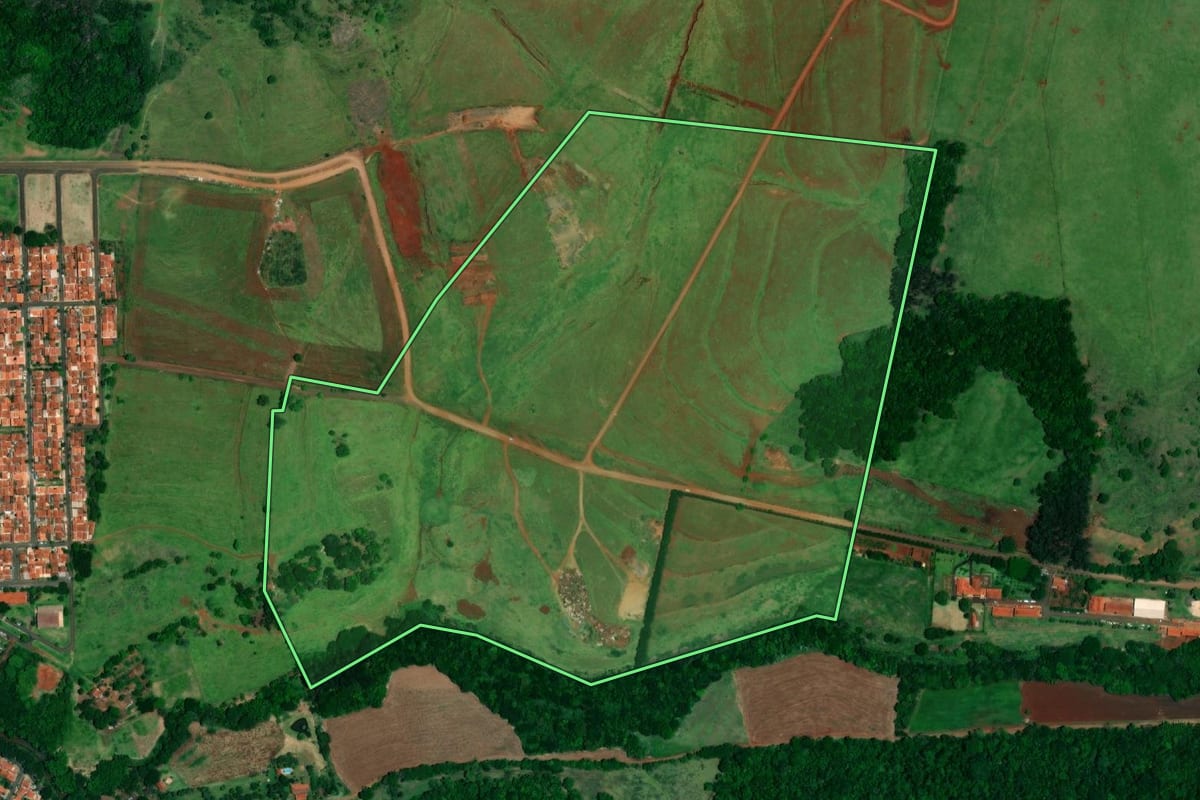 Imagem de satélite do imóvel rural em Jaú (SP), com o contorno declarado no CAR desenhado por cima.
